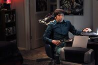 The Big Bang Theory – Howard (Simon Helberg) lässt sich von seinem Roboterarm massieren, wobei er auf die Idee kommt, seine Konstruktion zu einem intimeren Zweck zu verwenden ?
