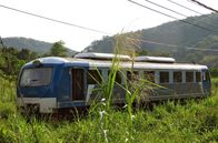 Mit dem Zug ... – Unterwegs in den Dschungel von Sabah: der Regionalzug zwischen Beaufort und Tenom. 2011 erweiterte die Staatsbahn ihren Fuhrpark um einige neue chinesische Dieseltriebwagen.