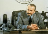 Columbo – Mark Halperin (Richard Kiley) weiss mehr ueber den Tod seiner Nachbarin, als er zugeben will.