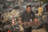 Mayday - Alarm im Cockpit – Brantford, Ontario, Kanada - NTSB-Mitarbeiter (gespielt von einem Darsteller im Hintergrund) bergen Wrackteile von der Absturzstelle des Emery Worldwide Flight 17 (Cineflix 2017/Panagiotis Pantazidis)