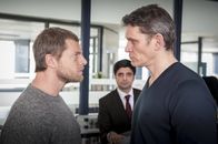Der letzte Bulle – Mick (Henning Baum, l.) und Sonderermittler Falk Schröter (Götz Otto, r.)