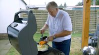 Die Ernährungs-Docs – Will alles tun, um eine Magenverkleinerungs-OP zu verhindern: Bei Jens B. kommt seit der Ernährungs-Beratung auf dem Hausboot kaum noch Fleisch, sondern ganz viel Gemüse auf den Grill.