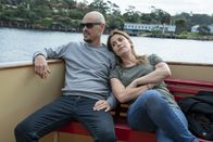 Mr. Inbetween – Ray Shoesmith (Scott Ryan, l.); Ally (Brooke Satchwell, r.)