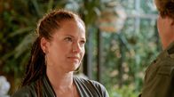 Rote Rosen – Tina (Katja Frenzel, l.) ist gerührt: Ben (Hakim-Michael Meziani, r.) ist stolz auf sie, weil sie ihren eigenen Weg gegangen ist.