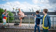 Die Pfefferkörner – Ertappt! Astrid Dietz (Yvonne Hornack, Mitte) ist von Jale (Ava Sophie Richter), Pinja (Sina Michel), Ramin (Jann Piet) und Till (Otto von Grevenmoor) umzingelt.