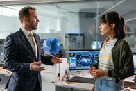 SOKO Stuttgart – Ein renommierter Astrophysiker ist spurlos verschwunden und Kriminalkommissarin Lea Gomez (Jasmin Gassmann) befragt den Leiter des Deutschen Zentrums für Raumfahrt und Forschung Conner McCallum (Tomas Sinclair Spencer). Hat er etwas mit dem Verschwinden des Wissenschaftlers zu tun?