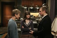 Gilmore Girls – Rory (Alexis Bledel, M.) ist überrascht, wie gut Logan (Matt Czuchry, l.) und ihr Christopher (David Sutcliffe, r.) sich verstehen ...