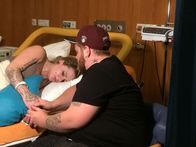 Teenager werden Mütter – Auch bei Kristin (l.) und Matthias (r.), die beide selbst noch fast Kinder sind, geht es immer noch ums Windel-Wechseln und Fläschchen-Wärmen ...