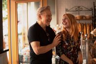 Madame – Bob (Harvey Keitel) wandelt in Paris auf eigenen Pfaden und genießt seine außereheliche Beziehung zu Fanny (Joséphine de La Boume), die ihm Nachhilfe in Französisch gibt.