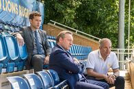 Inspector Barnaby – DCI John Barnaby (Neil Dudgeon, M.) und sein Assistent DS Jamie Winter (Nick Hendrix, l.) unterhalten sich mit Physiotherapeut Neville Gallagher (Michael Maloney) über den in einer Kältekammer erfrorenen Präsidenten der "Causton Lions".
