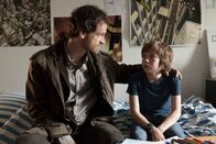 Tatort – Kommissar Peter Faber (Jörg Hartmann, l) tröstet den elfjährigen Martin (Mats Hugo, r). Dessen Vater erlag in der Klinik seinen schweren Verletzungen.