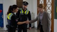 Notruf Hafenkante – Isa (Lilli Hollunder, l.) und Kris (Marc Barthel) wundern sich, dass Direktorin Petzold (Annika Martens, r.) so tut als wäre ihre Schule nicht von der Schließung bedroht.