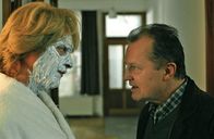 Beim nächsten Tanz wird alles anders – Sprachlos steht Leos (Fritz Karl, l.) Vermieter (Paul Faßnacht, r.) vor der imposanten Erscheinung von Leonore.