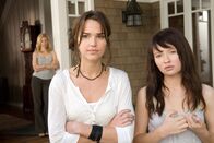 Der Fluch der zwei Schwestern – Die traumatisierte Anna (Emily Browning, r.) kehrt nach einem Aufenthalt in einer Nervenklinik in ihr Elternhaus zurück, wo ihr Vater in fester Beziehung mit Rachel (Elizabeth Banks, l.) lebt. Von Visionen geplagt, kommt ihr der Verdacht, dass die Stiefmutter in Wahrheit eine psychopathische Killerin ist, die ihre Mutter auf dem Gewissen hat. Unterstützt von ihrer Schwester Alex (Arielle Kebbel, M.) sucht sie nach Beweisen ...