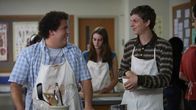 Superbad – Die besten Freunde Seth (Jonah Hill, l.) und Evan (Michael Cera, r.) werden auf eine Hausparty eingeladen. Doch um bei den Mädchen Eindruck zu machen, brauchen sie eins: Alkohol.