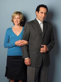 Monk – (3. Staffel) - Die persönliche Assistentin von Adrian Monk (Tony Shalhoub, r.), Natalie Teeger (Traylor Howard), braucht in ihrem Job Nerven wie Drahtseile!