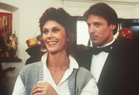 Agentin mit Herz – Eine Hausfrau in Agentenkreisen: Scheinbar zufällig trifft Amanda (Kate Jackson, l.) in einem exklusiven Club auf Lee Stetson (Bruce Boxleitner, r.), der auf der Suche nach seinem brisanten Päckchen ist ....