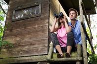 Sturm der Liebe – Jessica (Isabell Ege, l.) und Henry (Patrick Dollmann, r.) halten Ausschau nach Wildschweinen.