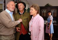 Sturm der Liebe – 10 Uhr im Ersten. Pachmeyer (Philipp Sonntag, M.) äußert vor Hildegard (Antje Hagen, r.) und Alfons (Sepp Schauer, l.) die Vermutung, dass der Baron an einer unglücklichen Liebe starb.