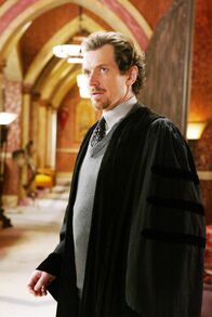 Charmed - Zauberhafte Hexen – Leo macht sich auf den Weg zur Zauberschule und trifft auf seinen alten Mentor Gideon (Gildart Jackson), der die Schule ins Leben gerufen hat ...