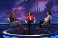 Maischberger – Moderatorin Sandra Maischberger (r) mit ihren Gästen Mary Elise Sarotte (l, US-amerikanische Historikerin) und Claudia Major (Forschungsgruppenleiterin der Stiftung Wissenschaft).