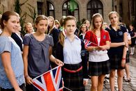 Hanni & Nanni 3 – Die Schülerinnen von Internat Schloss Lindenhof trauen ihren Augen nicht, als statt der erwarteten englischen Mädchenklasse eine Busladung englischer Jungs ankommt.