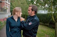 Großstadtrevier – Paul Dänning (Jens Münchow, r.) hat Linda Lohfeld (Franziska Ferrari, l.) gestellt. Hat sie etwas mit den Diebstählen im Altersheim zu tun?