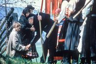 Waldheimat – Als besonders geschickt im Betteln erweist sich der Knierutscher Natz (Karl Pongratz).