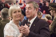 Inspector Barnaby – Joyce (Jane Wymark) ist glücklich, wieder einmal mit ihrem Tom (John Nettles) zu tanzen, auch wenn der den Ball nur eines Falles wegen besucht.