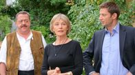 Die Rosenheim-Cops – Die Rosenheim-Cops ermitteln: Korbinian Hofer (Joseph Hannesschläger, l.) und Sven Hansen (Igor Jeftic, r.) befragen Sabine Giese (Ilona Grübel, M.).