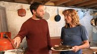 Zu Tisch ... – Zu Tisch Wales – Grossbritannien Owen und Becky brutzeln Algenburger Copyright: SRF/Frederik Klose-Gerlich