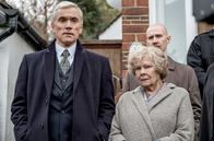 Geheimnis eines Lebens – Eine unbescholtene Rentnerin im Visier der Geheimdienste: Nick Stanley (Ben Miles, li.) verteidigt seine Mutter Joan (Judi Dench).