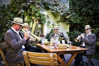 Heimatleuchten – Die Weinviertler Fiata Musi spielt beim Heurigen auf, Weingut Regner, Traunfeld, Weinviertel.