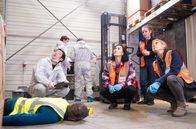 SOKO Potsdam – Pauline Hobrecht (Agnes Decker, 3.v.r.) und Tamara Meurer (Anja Pahl, r.) sind am Tatort in einer Lagerhalle. Thomas Brandner (Yung Ngo, l.) ist dabei die Spuren zu sichern. Die für die Sicherheit zuständige Mitarbeiterin Gina Gewitz (Marie Rosa Tietjen, 2.v.r.) kannte den Toten.