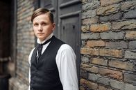 Ein Tag in... – Eine Zeitreise ins New York des 19. Jahrhunderts: Georg Schmidt (Leon Blaschke) ist ein deutscher Einwanderer und lebt seit drei Jahren in der Stadt. Sein Traum ist es, Anwalt zu werden.