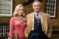 Father Brown – Der berechnenden Rita Simmons (Eva Jenson) und dem Geschäftsmann Dennis Nelson (Martin Kemp) kann man nicht über den Weg trauen. Hatte einer von ihnen etwas mit dem Mord zu tun?