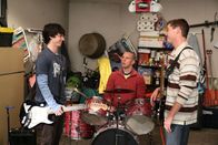 The Middle – Nachdem ihre Eltern das Kabelfernsehen gekündigt haben, hat Axl (Charlie McDermott, l.) endlich Zeit, seinen wahren Traum zu leben: Mit seinen Kumpels Darrin (John Gammon, M.) und Sean (Beau Wirick, r.) gründet er eine Rockband ...
