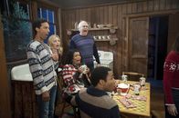 Community – Britta (Gillian Jacobs, 2.v.l.) macht für ihren Psychologiekurs einen anonymen Persönlichkeitstest mit ihren Freunden (v.l.n.r.: Danny Pudi, Yvette Nicole Brown, Chevy Chase, Donald Glover) - ohne deren Wissen, dafür mit einem gruseligen Ergebnis ...