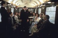 Mord im Orient-Express – (v.li.) Jean-Pierre Cassel, Anthony Perkins, Vanessa Redgrave, Sean Connery, Albert Finney, Michael York, Jacqueline Bisset, Lauren Bacall, Martin Balsam
