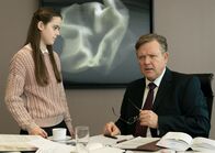Die Affäre Cum-Ex – Bernd Hausners (Justus von Dohnányi) Enkelin Lea (Emily Fellner-Denk) besucht ihren Großvater und bringt ihn auf eine neue Idee.