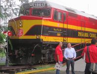 Mit dem Zug ... – Der Zug der Panama Canal Railway steht schon bereit, bespannt an Kopf und Ende mit je einer Dieselelektrolok. So ein „Push-pull"-System erspart dem Personal Rangierarbeiten im Start- und im Endbahnhof.