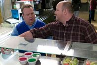 Modern Family – L-R: Cameron Tucker (Eric Stonestreet) und Señor Kaplan (Will Sasso)