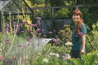 Querbeet – Moderatorin Sabrina Nitsche wässert die Pflanzen im Querbeet-Garten.