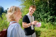 Sturm der Liebe – Max (Stefan Hartmann, r.) ist sehr berührt von Helenes (Sabine Werner, l.) Überraschung.
