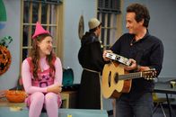The Middle – Sues (Eden Sher, l.) großes Idol Pastor TimTom (Paul Hipp, r.) ist zurück in der Stadt. Dieses Mal hoffentlich, um dort zu bleiben ...