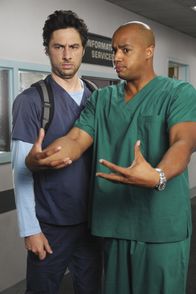 Scrubs - Die Anfänger – Der Abschied naht: J.D. (Zach Braff, l.) und Turk (Donald Faison, r.) ...