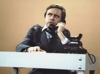 Emil – SWR Fernsehen ZUM 85. GEBURTSTAG VON EMIL STEINBERGER, "E wie Emil" Uhr. (Erstsendung 02.05.00 im ERSTEN). "Nachts auf der Hauptwache" - Emil als übermüdeter Polizist, einer seiner bekanntesten Sketche.
