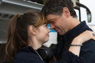 neoriginal: Safe – Dass ihr Vater (Carlo Ljubek) so emotional auf ihre Ankunft in Berlin reagiert, überrascht Hanna (Ella Lee) dann doch.