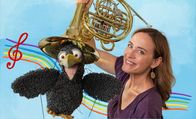 Rudi Rabissimo – Musik zum Tanzen, Jagen und Käsediebe erschrecken. Rudi (Lennart Morgenstern) staunt, was das Horn von Sarah Willis alles kann.