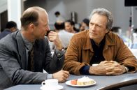 Absolute Power – Detective Seth Frank (Ed Harris, li.) bittet den professionellen Einbrecher Luther Whitney (Clint Eastwood, re.) um Insidertipps.